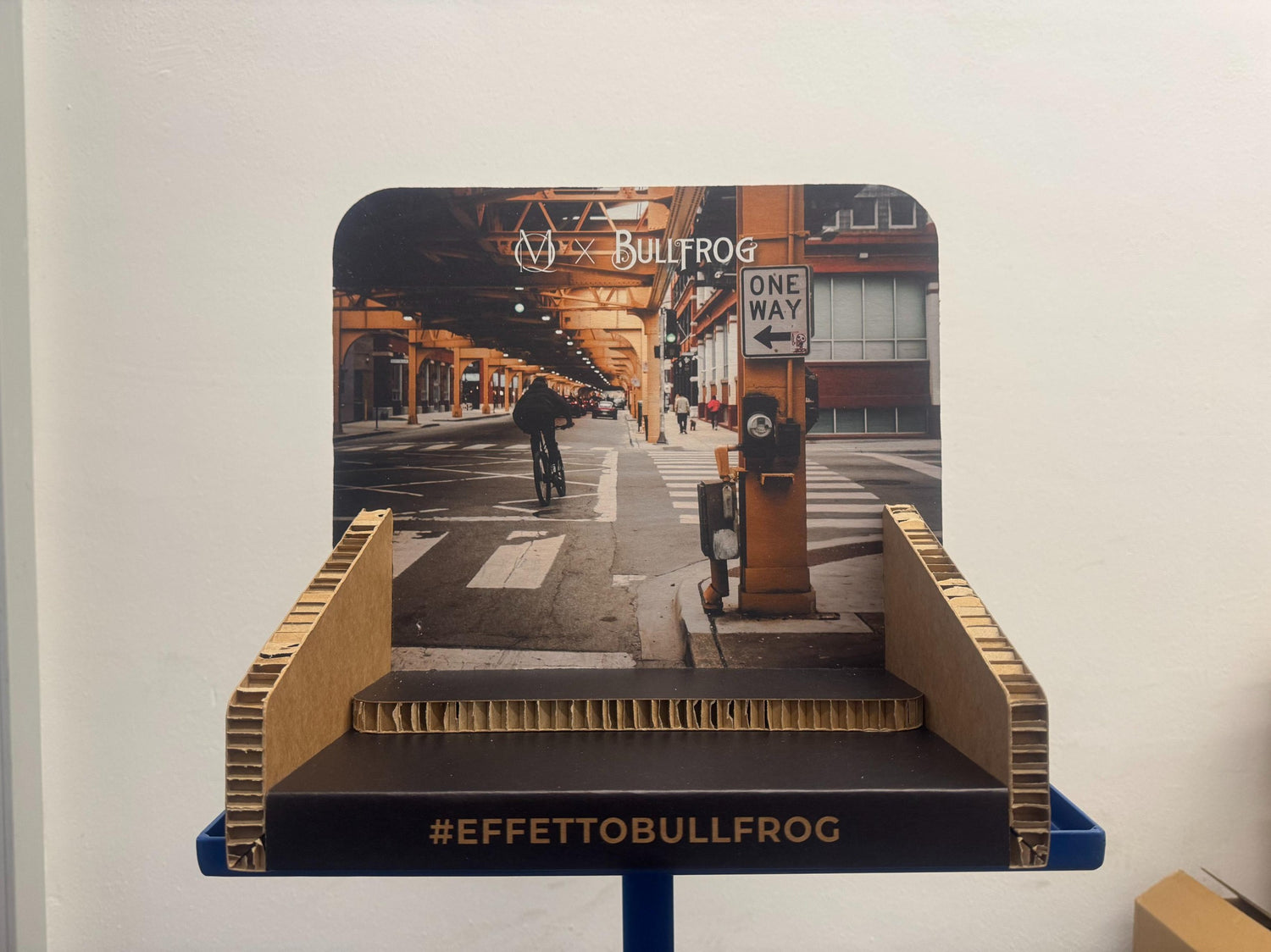 Bullfrog - Theken-Display "Miles Away 2025"